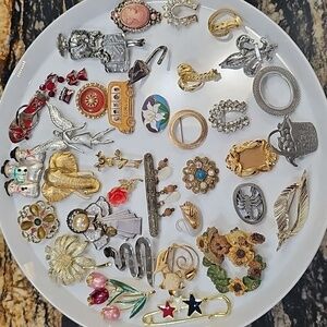 35PC Brooch LOT